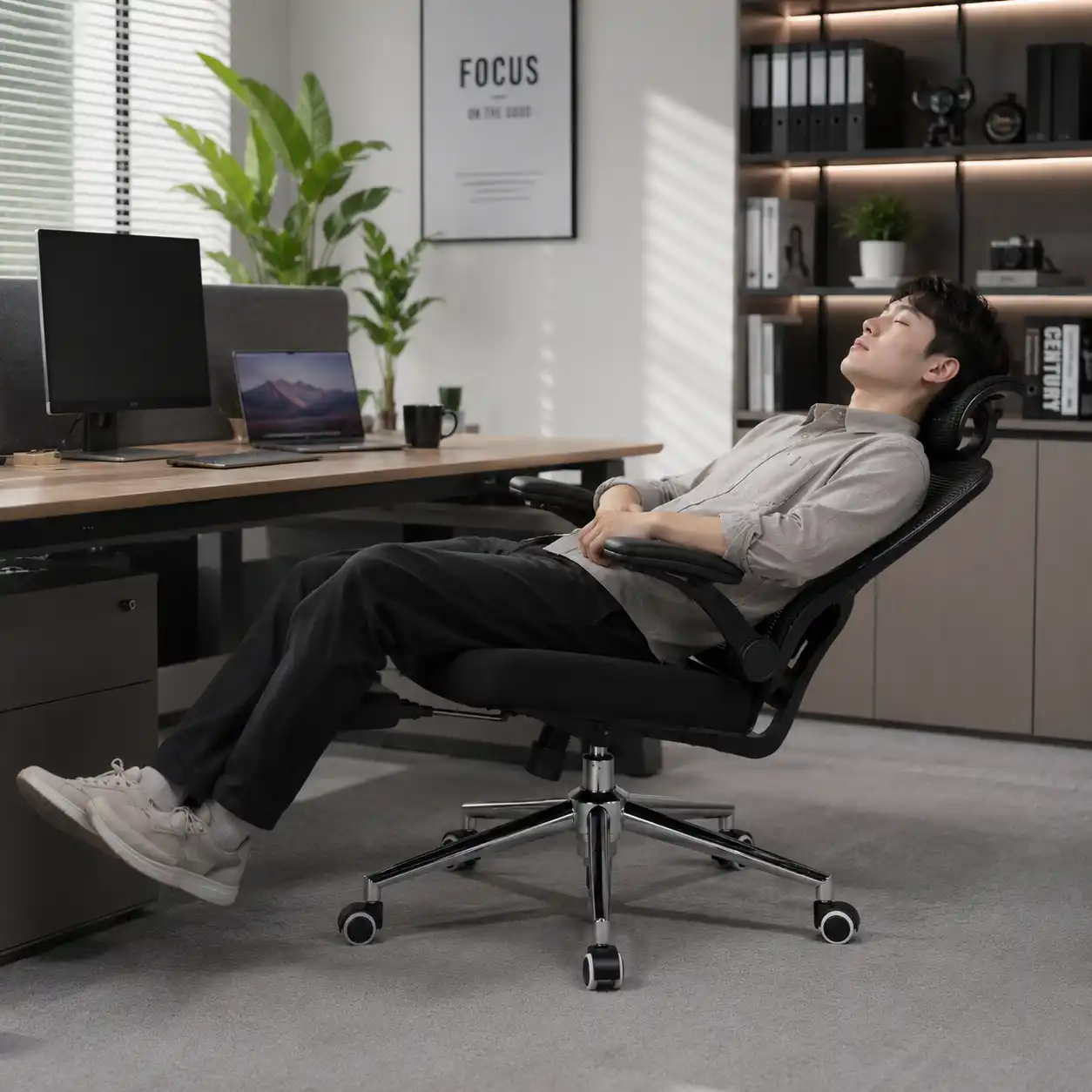 998-B office chair feature showing 3D adjustable headrest for ergonomic support