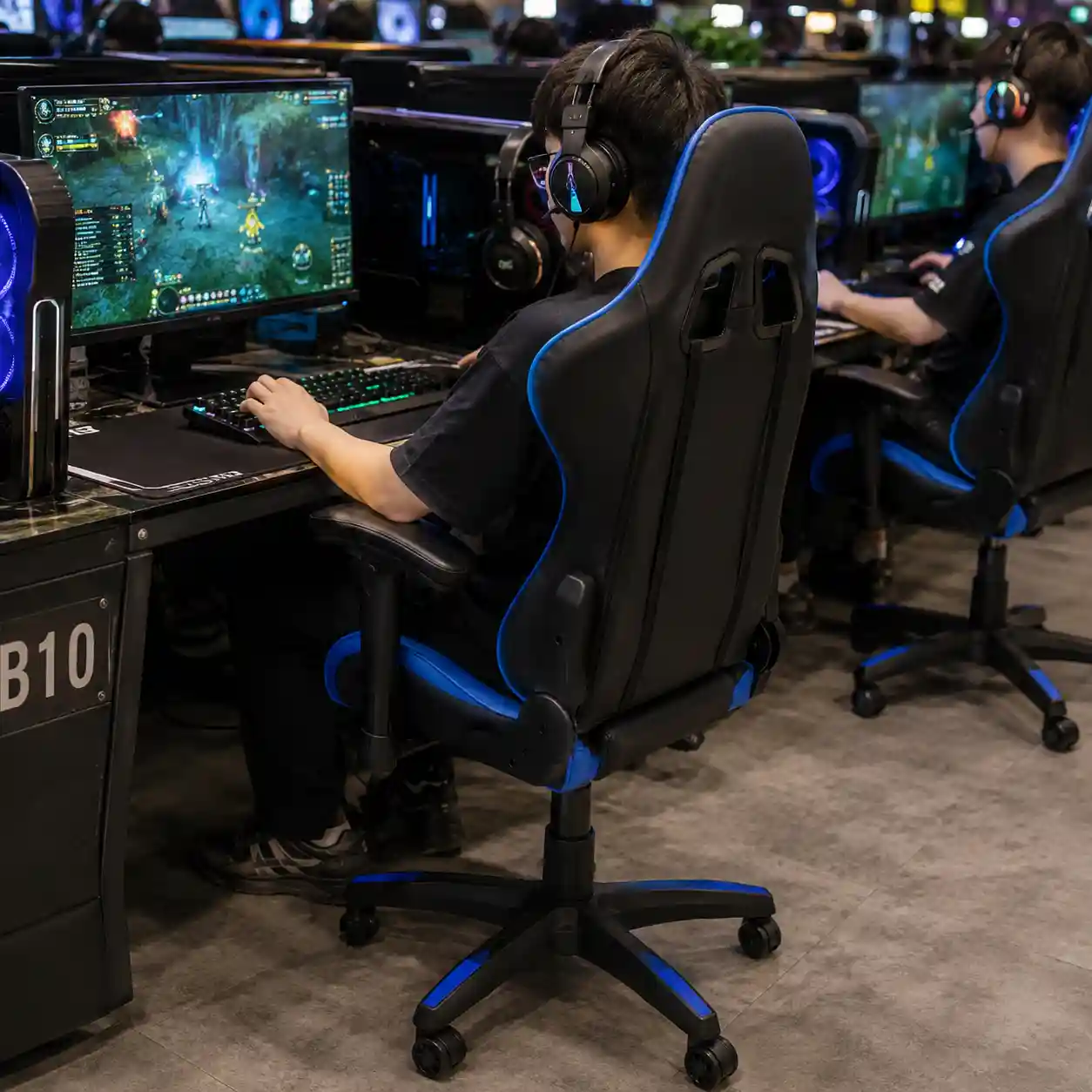YG-7160 private label gaming chair with footrest customization option