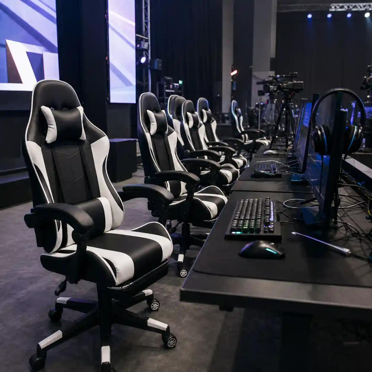 YG-7169 bulk gaming chair with footrest for container orders